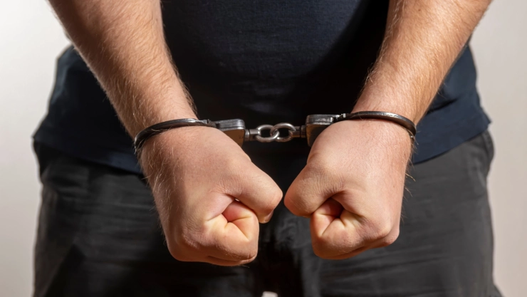 Una persona con esposas puestas