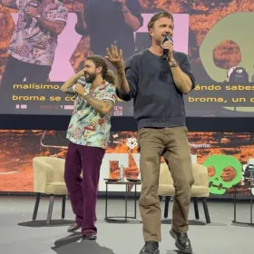 Javier Ibarreche y Aaron Paul en CCXPMX 2026.jpg