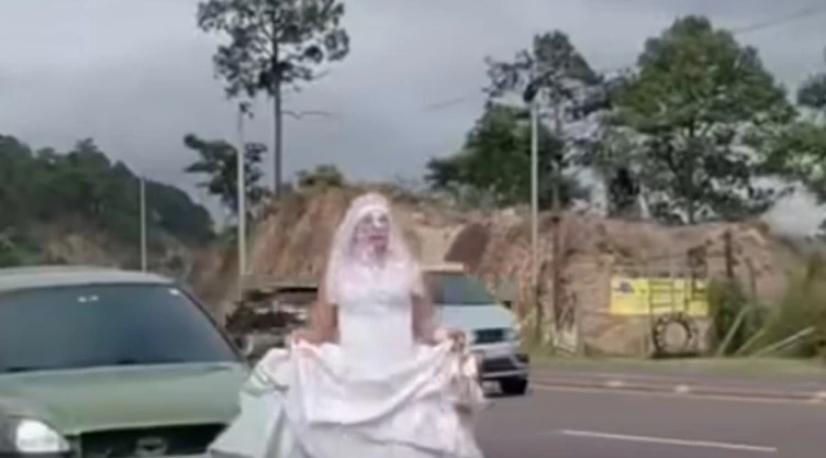 Mujer-vestida-de-novia-es-captada-caminando-por-carretera_-¿fue-en-México-y-qué-se-sabe-de-los-contr.webp
