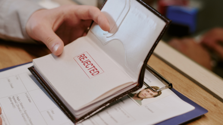 Gobierno de Trump usa datos de vuelos de pasajeros para detener a migrantes