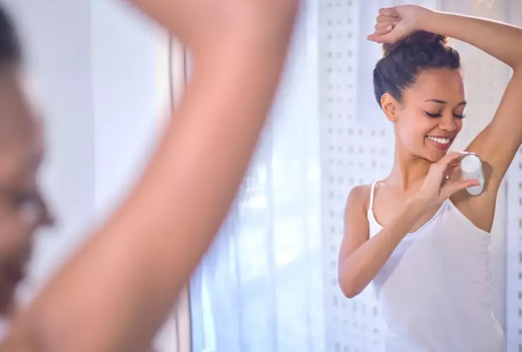 ¿Es bueno o malo usar desodorante antes de dormir?