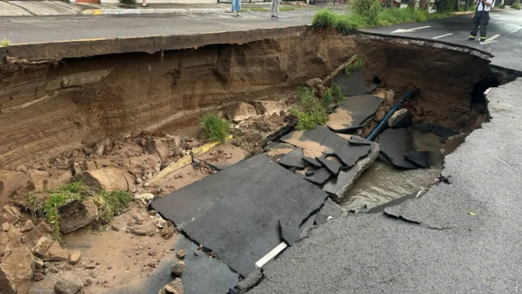 Se abre socavón en Guadalajara por fuertes lluvias