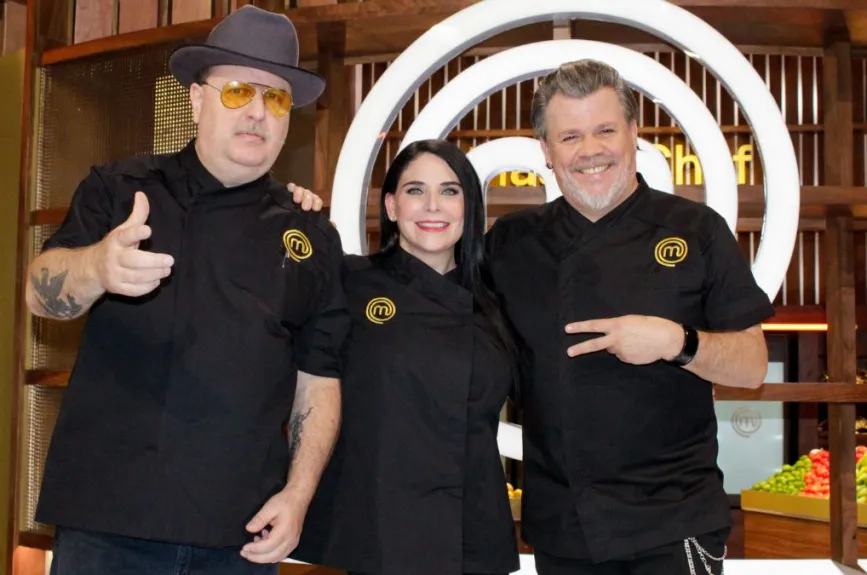 El Chef Adrián Herrera, la Chef Zahie y el Chef Poncho Cadena son los jueces de MasterChef Celebrity 2025 y serán los encargados de poner a prueba a los participantes. Disfruta próximamente de este reality show, por Azteca UNO.