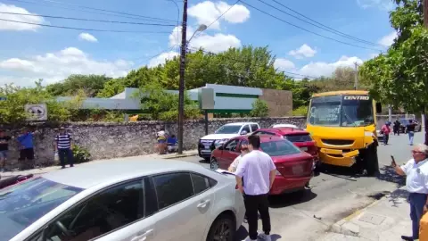 camion sin frenos impacta a 6 vehiculos