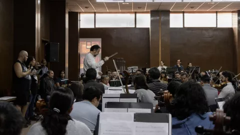 Gerardo Urbán transforma la figura del director de orquesta con conciertos que conectan al público y rompen moldes clásicos.