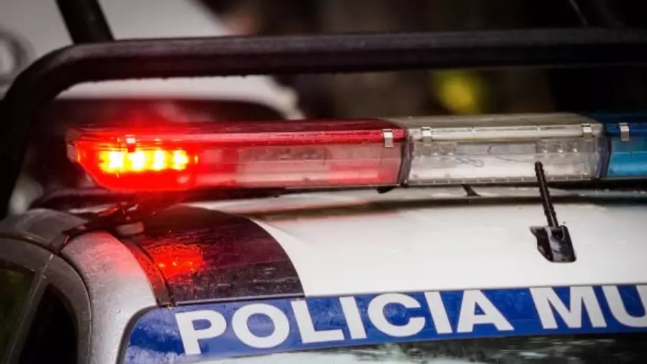 Patrulla con una torreta encendida, con las letras de policía municipal, tras el hecho donde secuestraron a dos policías en Veracruz