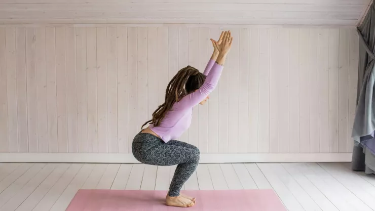 Los 3 ejercicios de glúteo para mujeres de 50 a 60 años; ideales para hacer en casa Sentadillas, desplantes y puente de glúteo.jpg