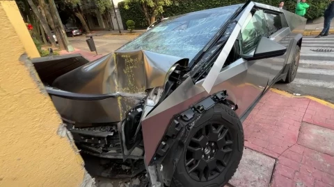 Una Tesla Cybertruck chocó en Chapultepec y terminó destruida dentro de una casa