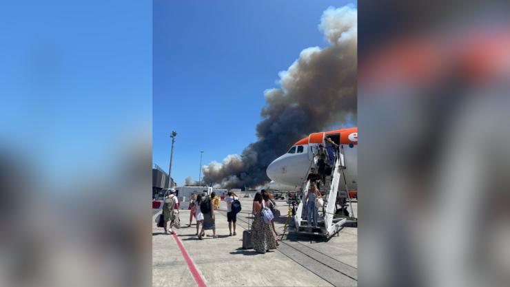 Emergencia en aeropuerto de Francia: incendio cerca de Burdeos deja dos bomberos muertos