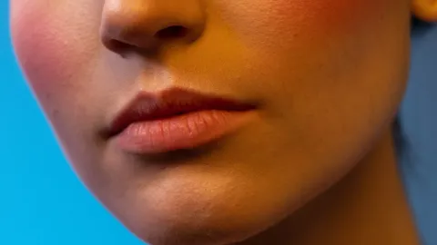 La forma correcta de aplicar el rubor líquido para evitar que resalten las imperfecciones en tu piel