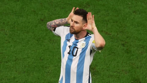 Lionel Messi encara a Van Gaal tras victoria de Argentina