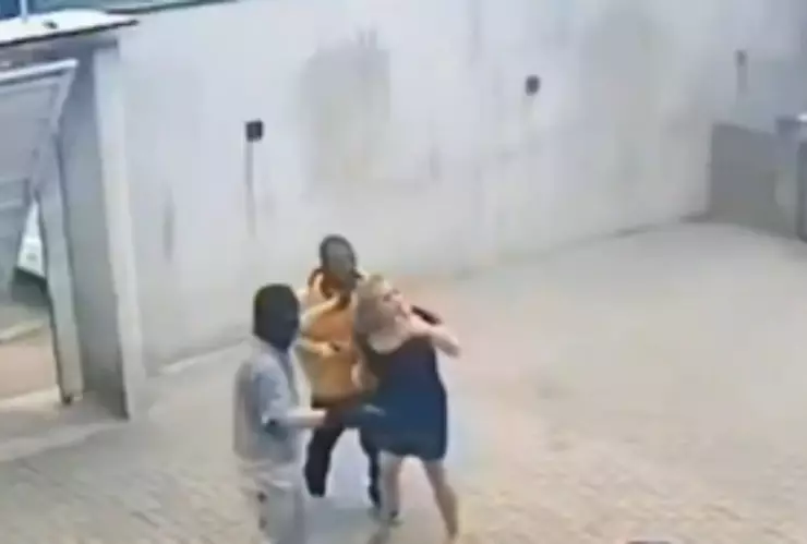 Mujer enfrenta a delincuentes a balazos para frenar el secuestro de su esposo.