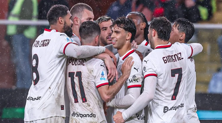 Santiago Gimenez festeja gol del Milan