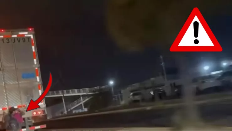 Momento exacto en que un hombre se sostiene sin protección de un tráiler en movimiento en Siglo XXI, Aguascalientes 