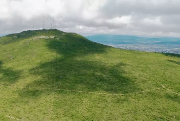 dicho de querétaro cuando el cimatario trae sombrero es seguro aguacero.jpg