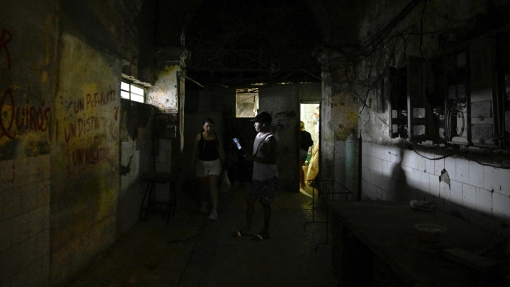 La gente camina por un pasillo después de que se restableció la energía tras un colapso parcial de la red eléctrica que dejó a gran parte del oeste de Cuba a oscuras, en La Habana, Cuba , el 3 de diciembre de 2025
