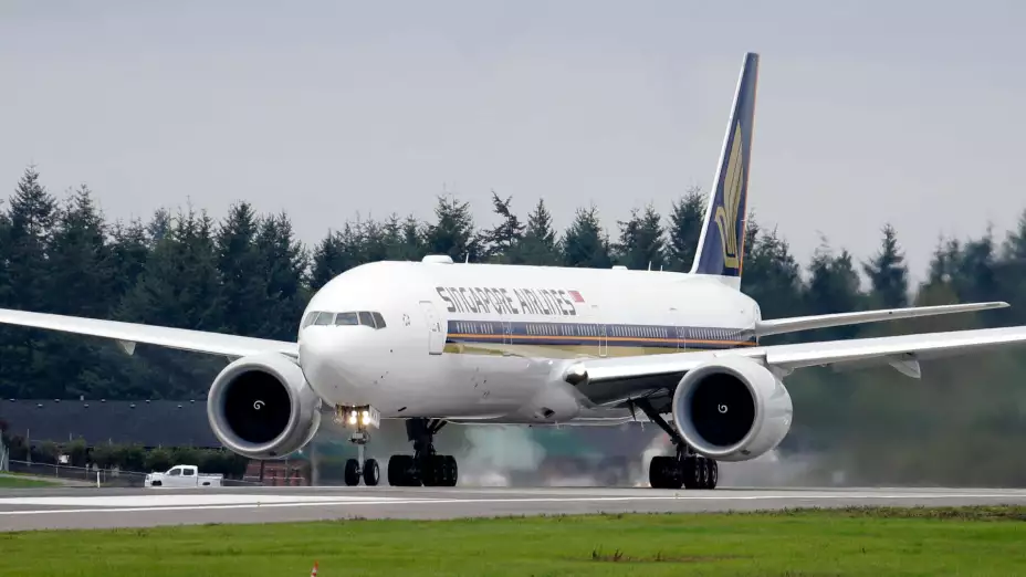 Un avión Boeing 777-312ER de Singapore Airlines.
