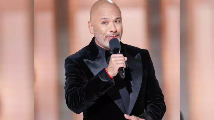 Jo Koy defiende su broma sobre Taylor Swift y la NFL en los Golden Globes 2024