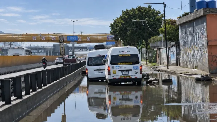 Encharcamientos Valle de Chalco: Transporte público queda atrapado en inundaciones de la México-Puebla