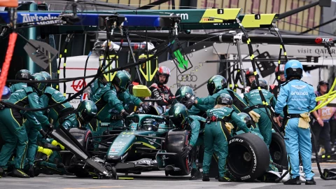 Mecánicos de Aston Martin trabajan durante el Gran Premio de Australia