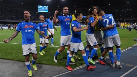 Jugadores del Napoli celebran un gol