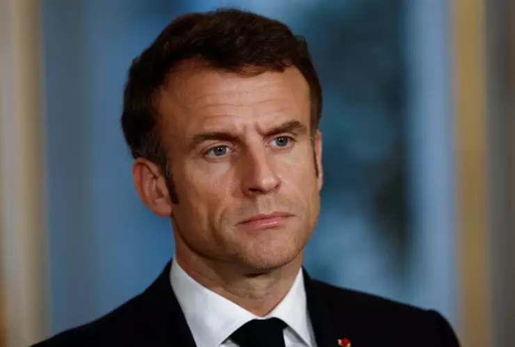 Emmanuel Macron se quita el reloj mientras hablaba de la Reforma de Pensiones
