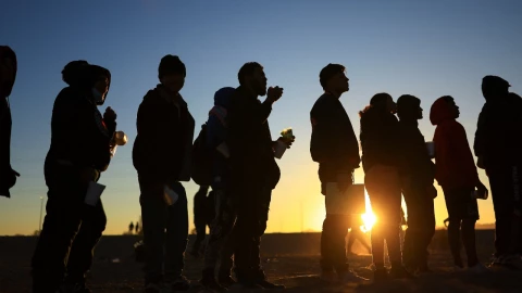 En la puerta 8 del muro fronterizo, voluntarios ayudan a migrantes con agua, alimentos y atención médica