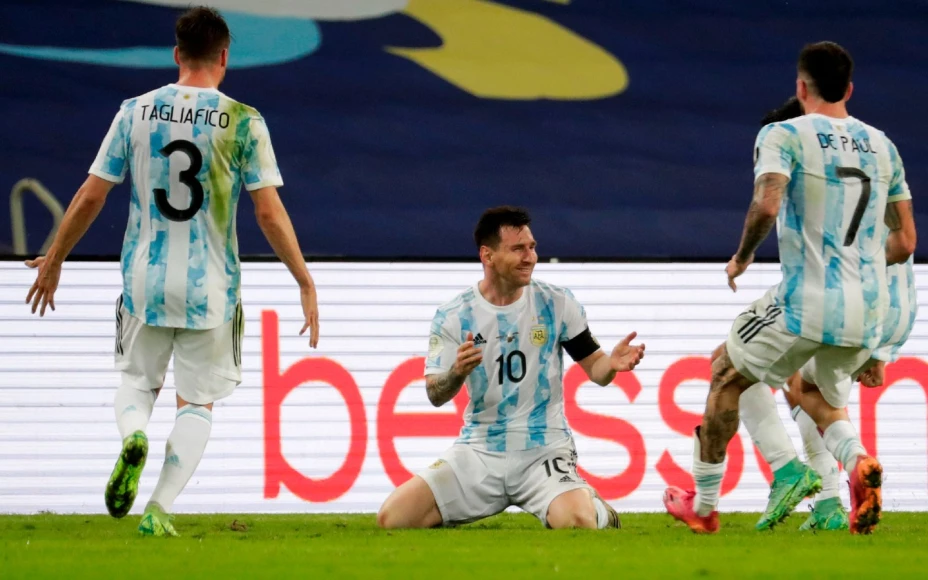 Jugadores de Argentina celebran con Messi
