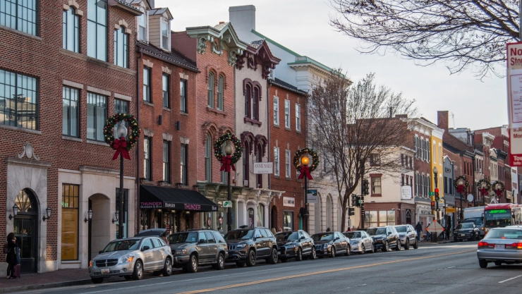 Coches estacionados en calle de Washington con decoraciones de Navidad