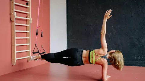 Los 7 ejercicios para mujeres de 50 a 60 años que pueden hacer en casa para bajar de peso rápido Plancha de lado