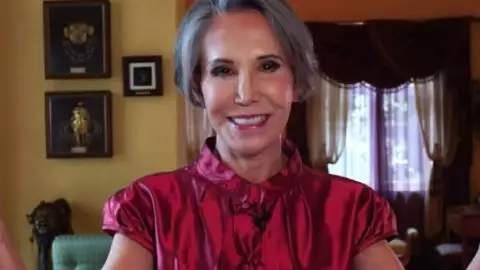 Florinda Meza revela que se cortó la oreja por tratamiento estético.