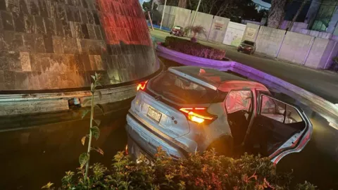¿Cómo quedó un auto al interior de la Glorieta de “El Quijote” la madrugada del 4 de marzo en Aguascalientes? (IMÁGENES)