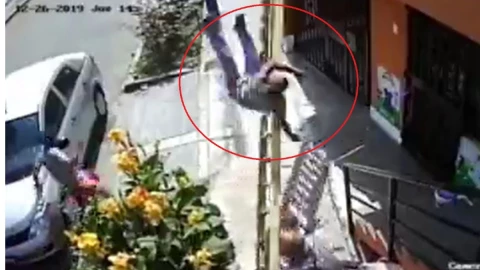 Hombre discapacitado tira a trabajador