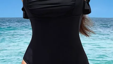 Los trajes de baño con adornos en la parte superior ayudan a disimular el vientre bajo