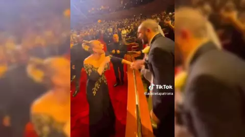 Recien casados festejan su boda en CONCIERTO de Adele