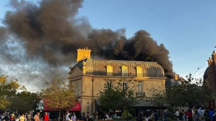 Impactante incendio se registró en un parque temático de Florida.