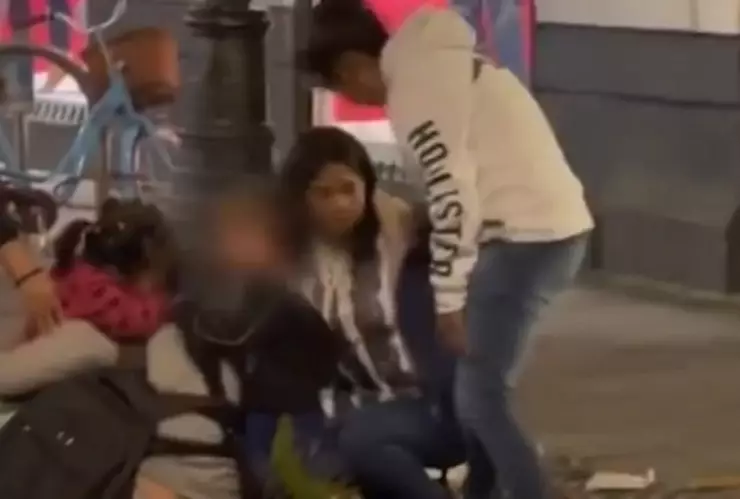 policias agreden a vendedora