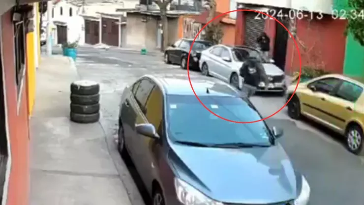 Edomex: Revelan VIDEO de cómo le roban auto a una pareja en Naucalpan