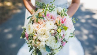 Influencer se casa con ella misma y se divorcia, ¡se exigía demasiado!