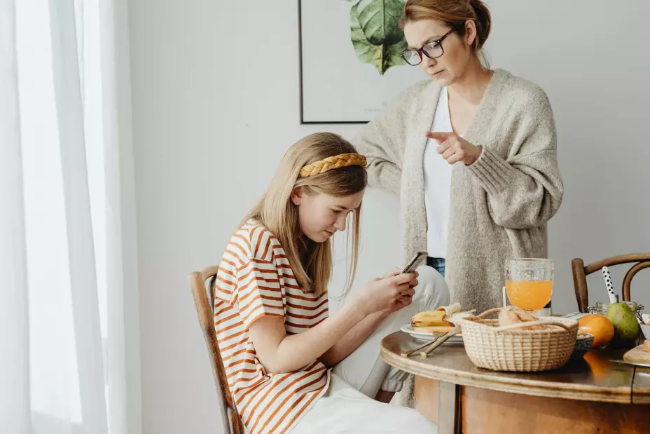 ¿Dices alguna? Estas son las frases que NUNCA debes decirle a tus hijos, según la IA