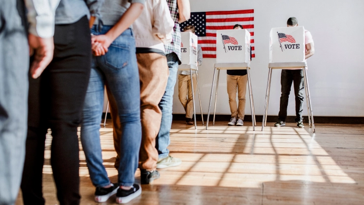 Una fila de personas para votar en las elecciones de EU.