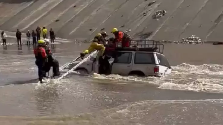 VIDEO Rescatan a hombre que cayó en la canalización del Río Alamar