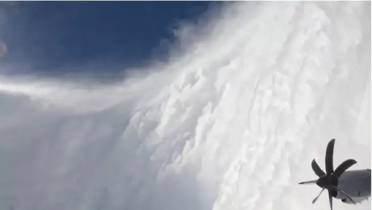 ¡VIDEOS IMPACTANTES! Así se ve OJO del huracán Melissa de categoría 5 y desde el espacio