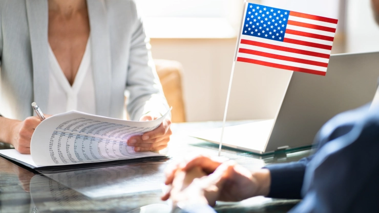 Una funcionaria revisa la documentación para la visa estadounidense.