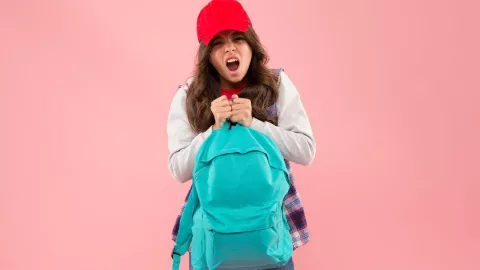 ¿Cuánto peso pueden cargar los niños en la mochila?