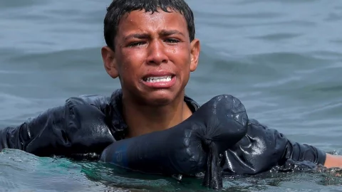 Niño, botellas, flotador.jpg