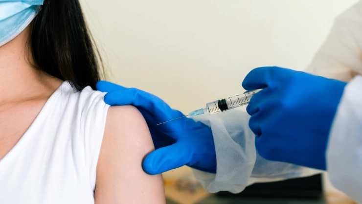 Mujer recibe vacuna contra el Covid-19