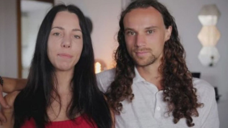 Mujer amamanta a su novio