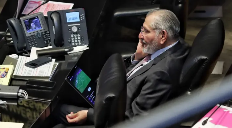 VIDEO: Captan a Adán Augusto viendo partido de futbol durante comparecencia de Hacienda