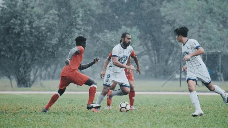 Si hay tormenta mientras juega futbol deberá resguardarse
